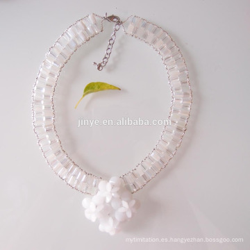 Collar con forma de flor de cristal blanca de moda